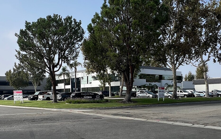 242 E Airport Dr, San Bernardino, CA à louer - Photo de l’immeuble – Image 2 sur 6