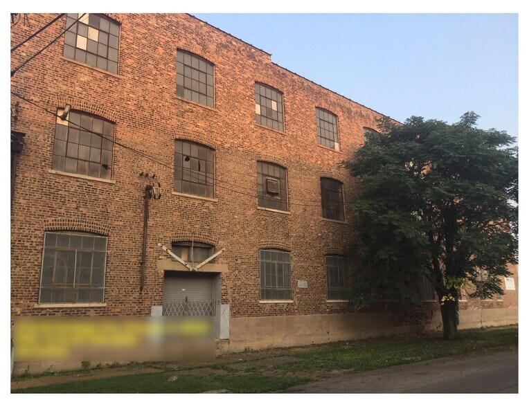 5724 W Armitage Ave, Chicago, IL à vendre - Photo de l’immeuble – Image 2 sur 14