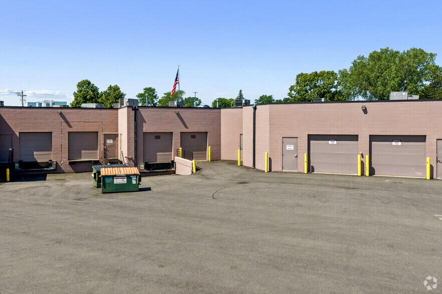 550-600 County Road D W, New Brighton, MN à louer - Photo de l’immeuble – Image 3 sur 13