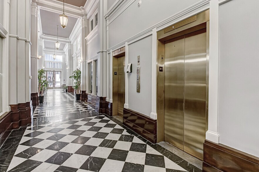 24 Drayton St, Savannah, GA à louer - Hall d’entrée – Image 3 sur 12