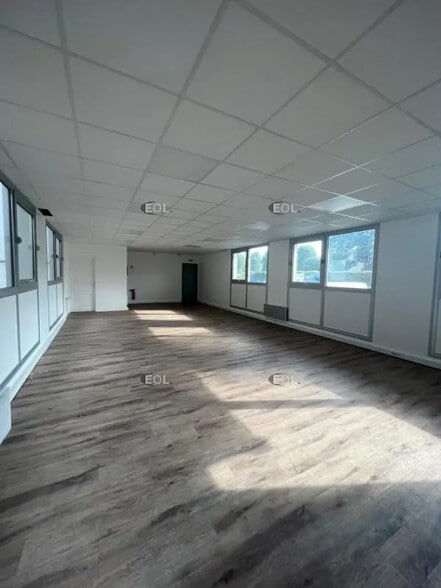 Industriel/Logistique dans MARLY-LA-VILLE à louer - Photo de l’immeuble – Image 3 sur 4