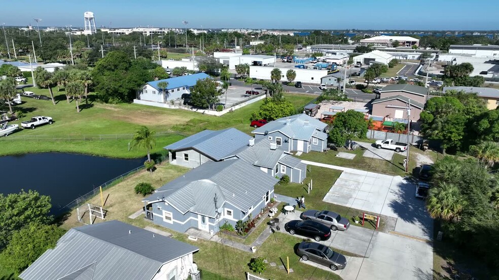 433 Se Lake St, Stuart, FL à vendre - Vidéo sur l’annonce professionnelle – Image 2 sur 32