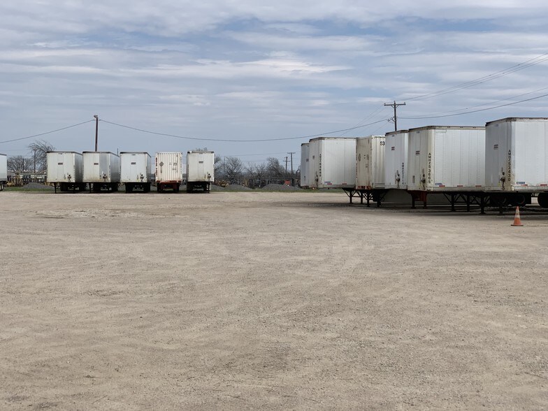 1815 E Hicks Field Rd, Fort Worth, TX à louer - Photo principale – Image 1 sur 2