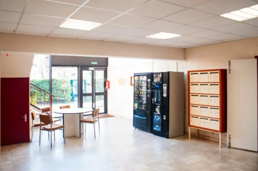 Bureau dans Montigny-lès-Cormeilles à louer - Photo de l’immeuble – Image 2 sur 3