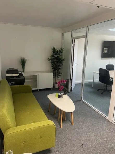 Bureau dans Évry-Courcouronnes à louer - Photo de l’immeuble – Image 2 sur 4