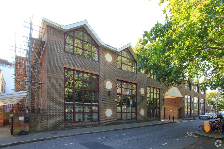 Putney Bridge Rd, Londres à vendre - Photo principale – Image 1 sur 18