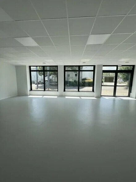 Local commercial dans Labège à louer - Photo de l’immeuble – Image 1 sur 5