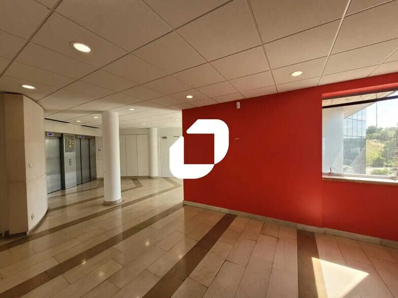5-7 Place Copernic, Évry-Courcouronnes à louer - Photo de l’immeuble – Image 3 sur 8