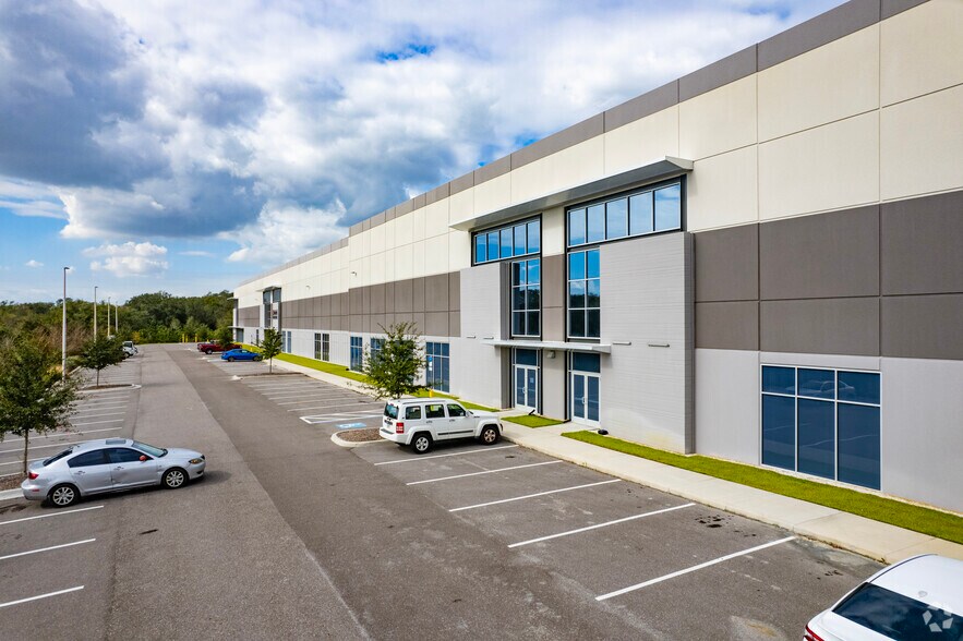 9210 E Columbus Dr, Tampa, FL à louer - Photo de l’immeuble – Image 3 sur 4