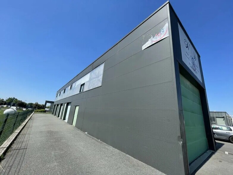 Local d’activités dans Ambarès-et-Lagrave à louer - Photo de l’immeuble – Image 2 sur 11