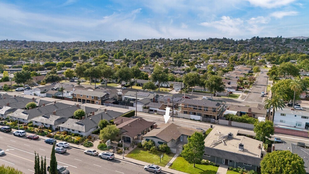 1457 E Chapman Ave, Fullerton, CA à vendre - Photo de l’immeuble – Image 2 sur 33