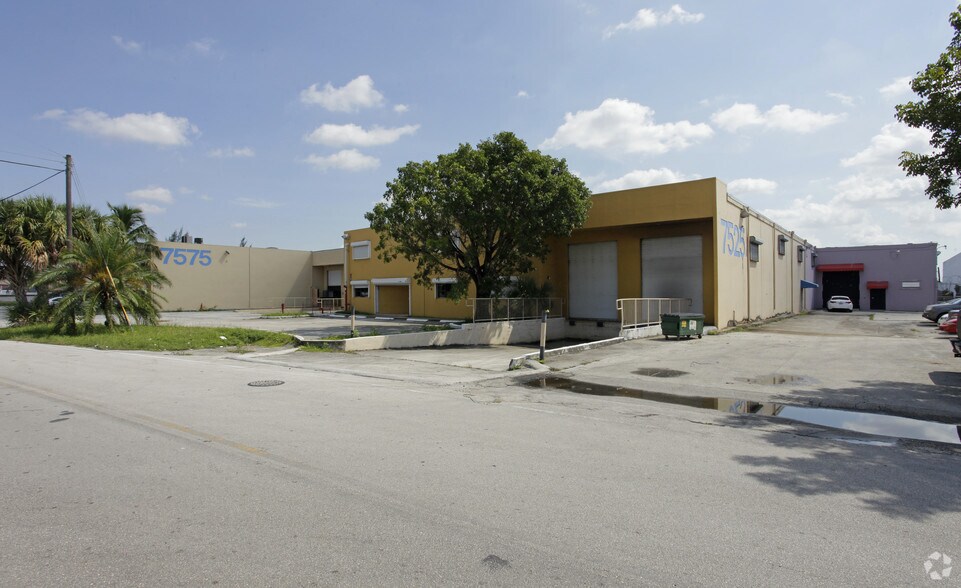 7525-7575 NW 74th Ave, Medley, FL à louer - Photo de l’immeuble – Image 3 sur 9