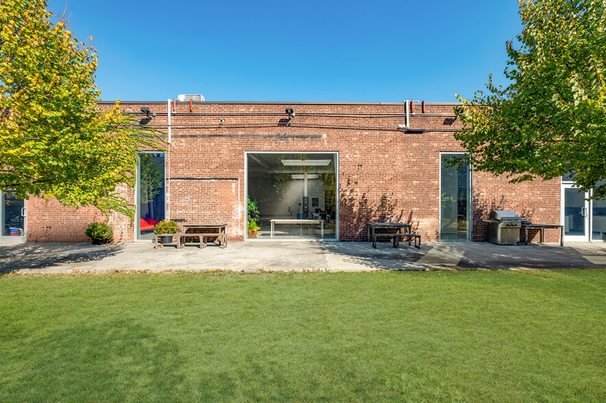 1624 George St, Ridgewood, NY à vendre - Photo de l’immeuble – Image 1 sur 17