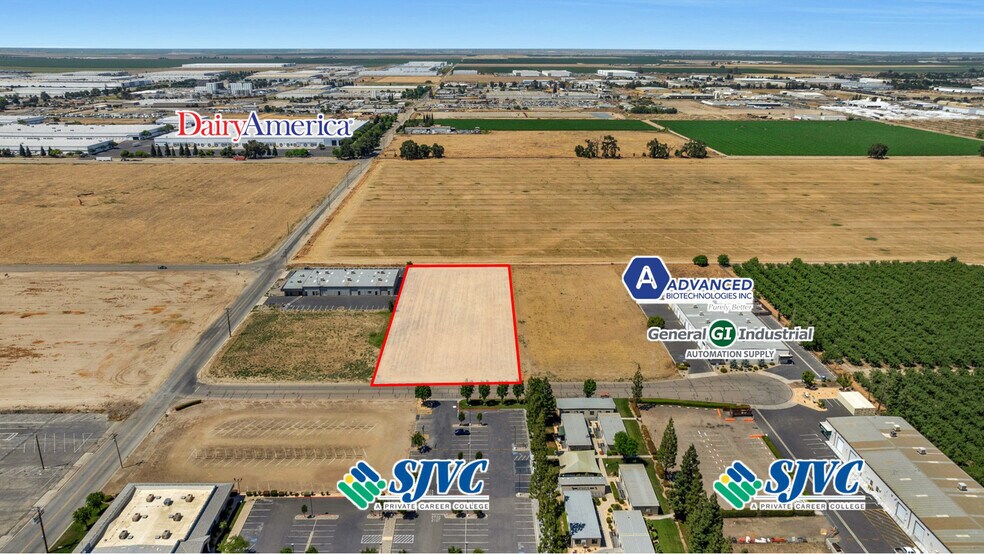 8224 W Hillsdale Ct, Visalia, CA à vendre - Photo de l’immeuble – Image 2 sur 4