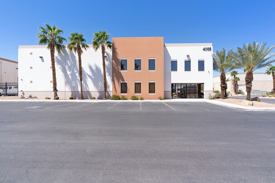 4105 Wagon Trail Ave, Las Vegas, NV à louer - Photo de l’immeuble – Image 2 sur 7