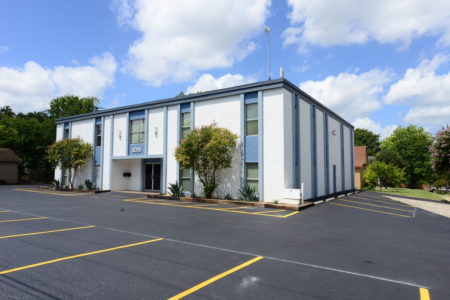 3015 San Pedro Ave, San Antonio, TX à louer - Photo de l’immeuble – Image 3 sur 8