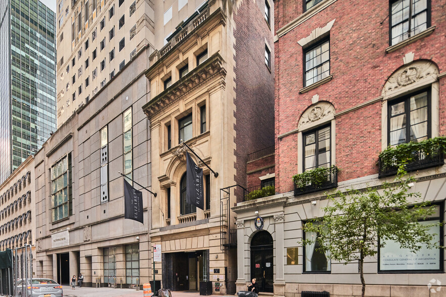10 W 56th St, New York, NY à louer - Photo de l’immeuble – Image 1 sur 5