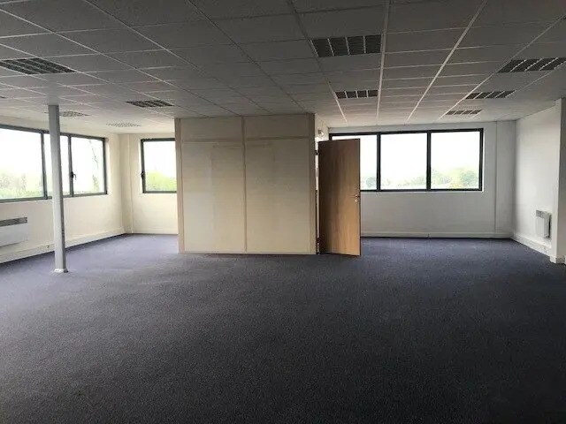 Bureau dans Ivry-sur-Seine à louer - Photo de l’immeuble – Image 3 sur 3