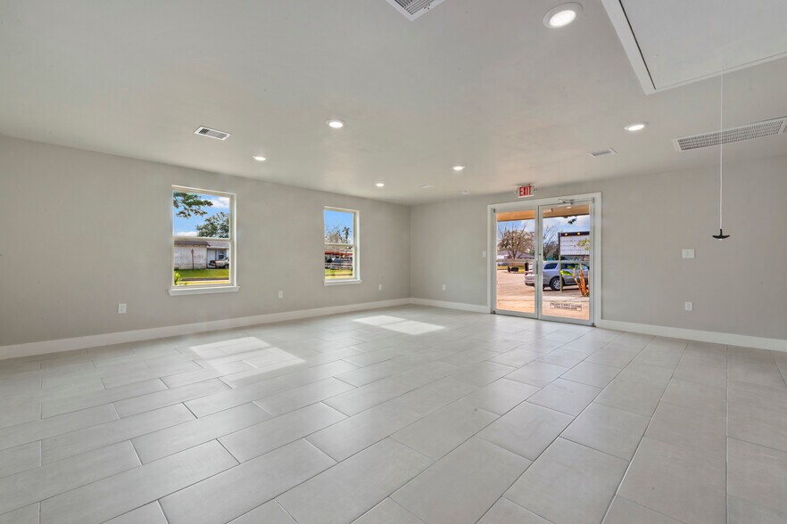 15605 Woodforest Blvd, Channelview, TX à louer - Photo de l’immeuble – Image 3 sur 65