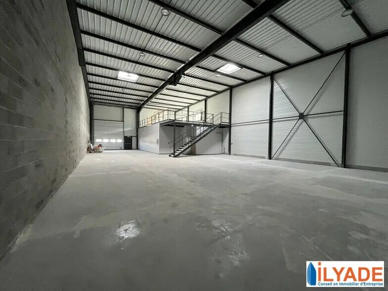 Local d’activités dans Gardanne à louer - Photo de l’immeuble – Image 2 sur 9