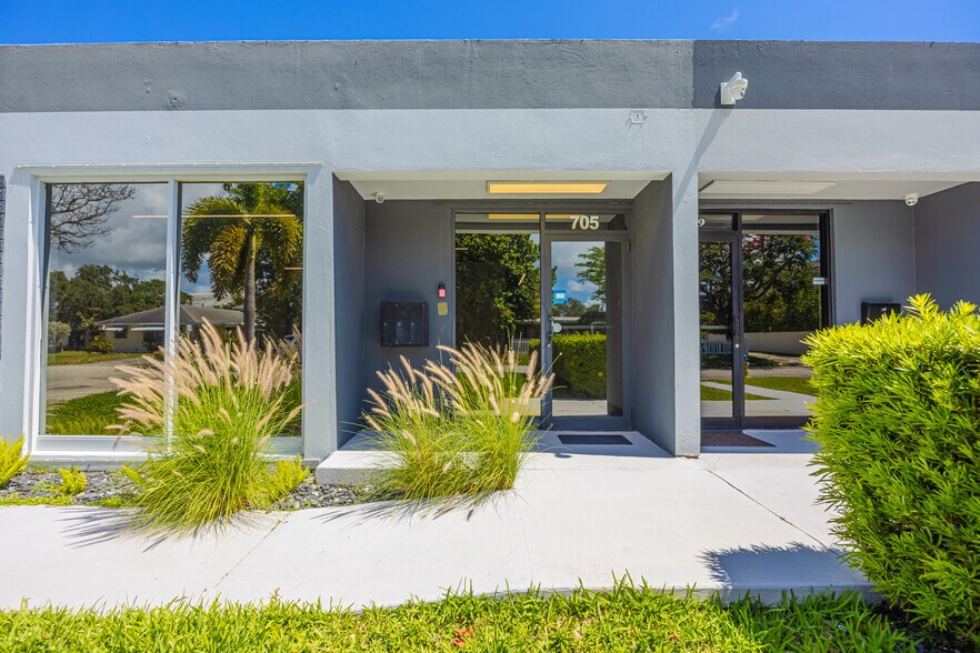 705 Bond Way, Delray Beach, FL à vendre - Photo de l’immeuble – Image 2 sur 20