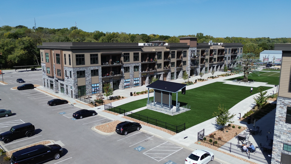 15325 Old Town Dr, Parkville, MO à louer - Photo de l’immeuble – Image 1 sur 25
