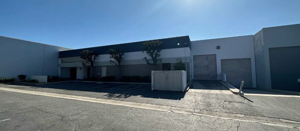 13257 Barton Cir, Whittier, CA à louer - Photo principale – Image 1 sur 1