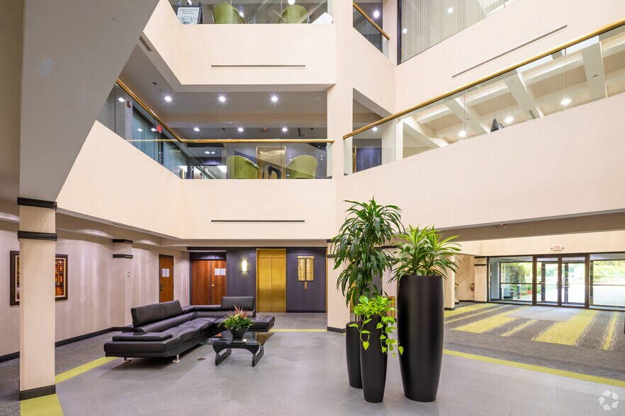 3200 Greenfield Rd, Dearborn, MI à louer - Hall d’entrée – Image 3 sur 7