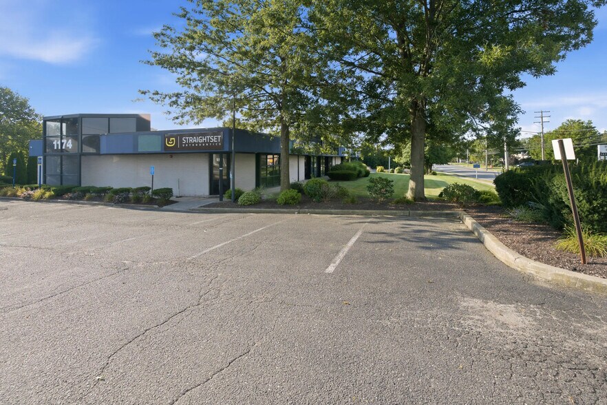 1174 Route 112, Port Jefferson Station, NY à louer - Photo de l’immeuble – Image 2 sur 8