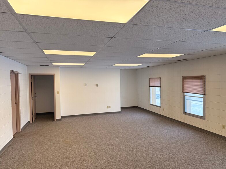2117 84 Av NW, Edmonton, AB à louer - Photo de l’immeuble – Image 2 sur 6