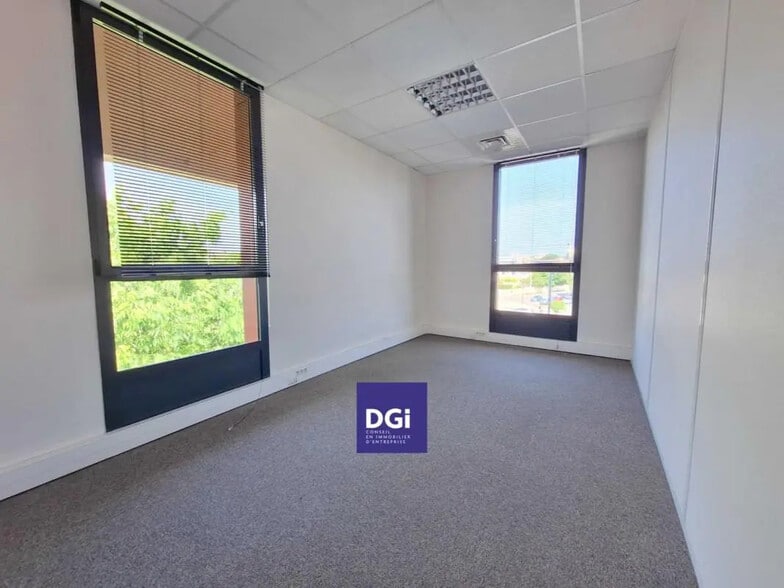 Bureau dans Nîmes à louer - Photo de l’immeuble – Image 3 sur 5