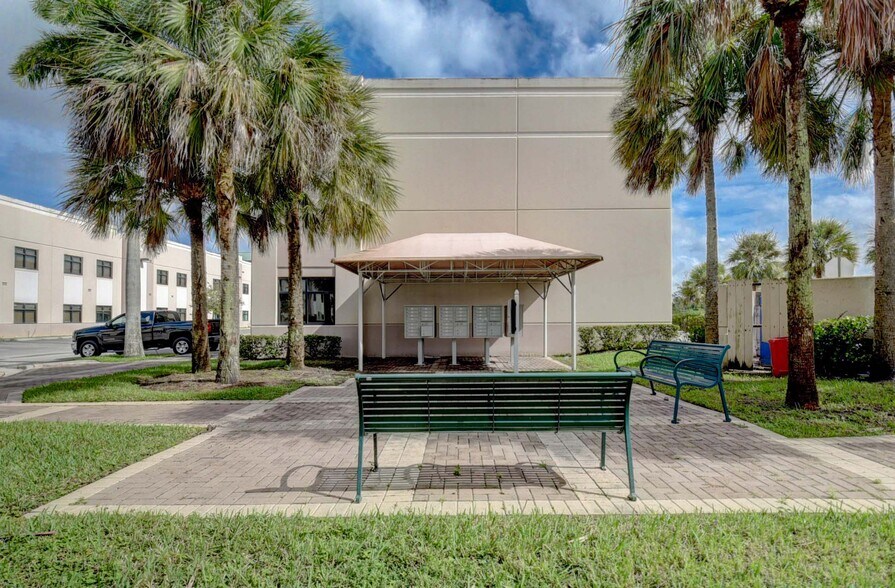 9200 Belvedere Rd, Royal Palm Beach, FL à louer - Photo de l’immeuble – Image 2 sur 109