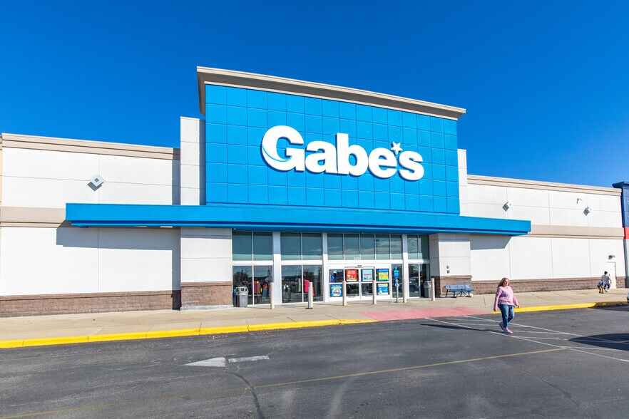 951 E Lewis and Clark Pky, Clarksville, IN à louer - Photo de l’immeuble – Image 3 sur 9