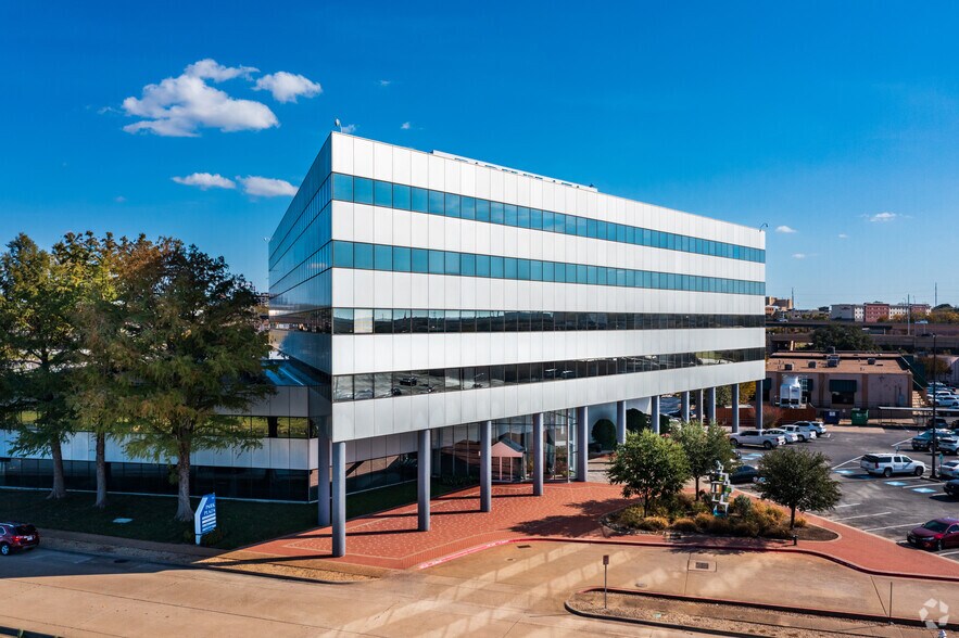 2501 Parkview Dr, Fort Worth, TX à louer - Photo principale – Image 1 sur 13