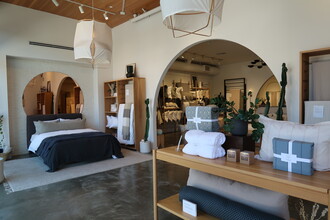 540-542 Rose Ave, Venice, CA à louer Photo de l’immeuble– Image 2 sur 2