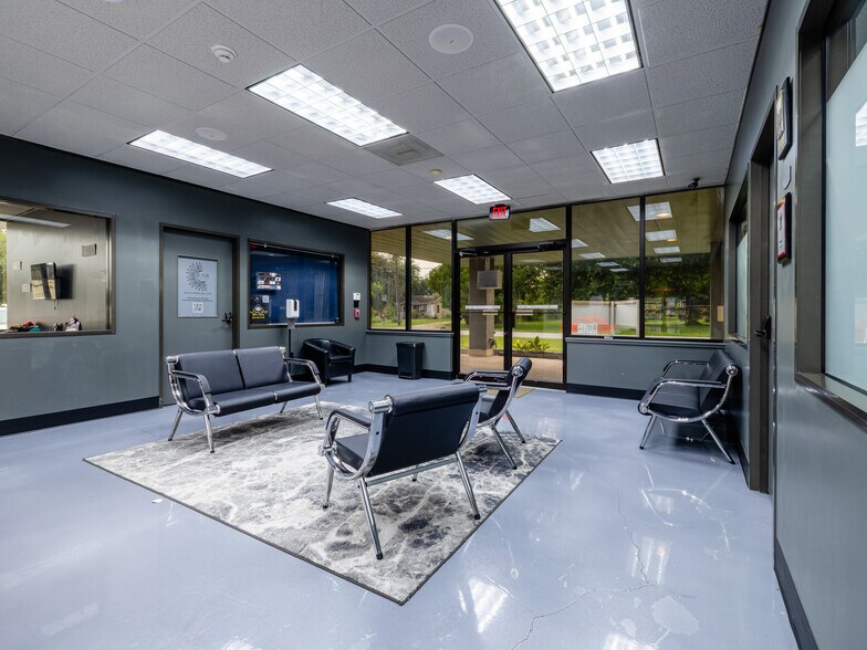 321 S Persimmon St, Tomball, TX à louer - Photo de l’immeuble – Image 3 sur 42