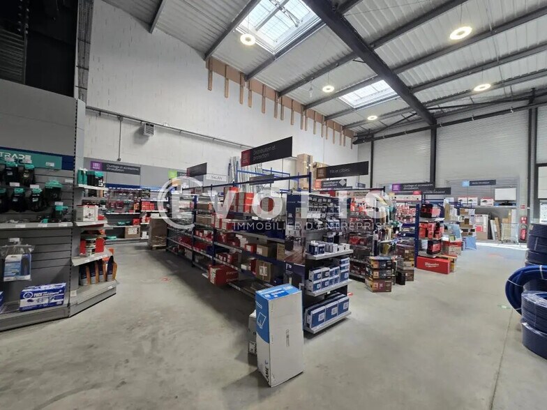 Local d’activités dans Villebon-sur-Yvette à louer - Photo de l’immeuble – Image 3 sur 8