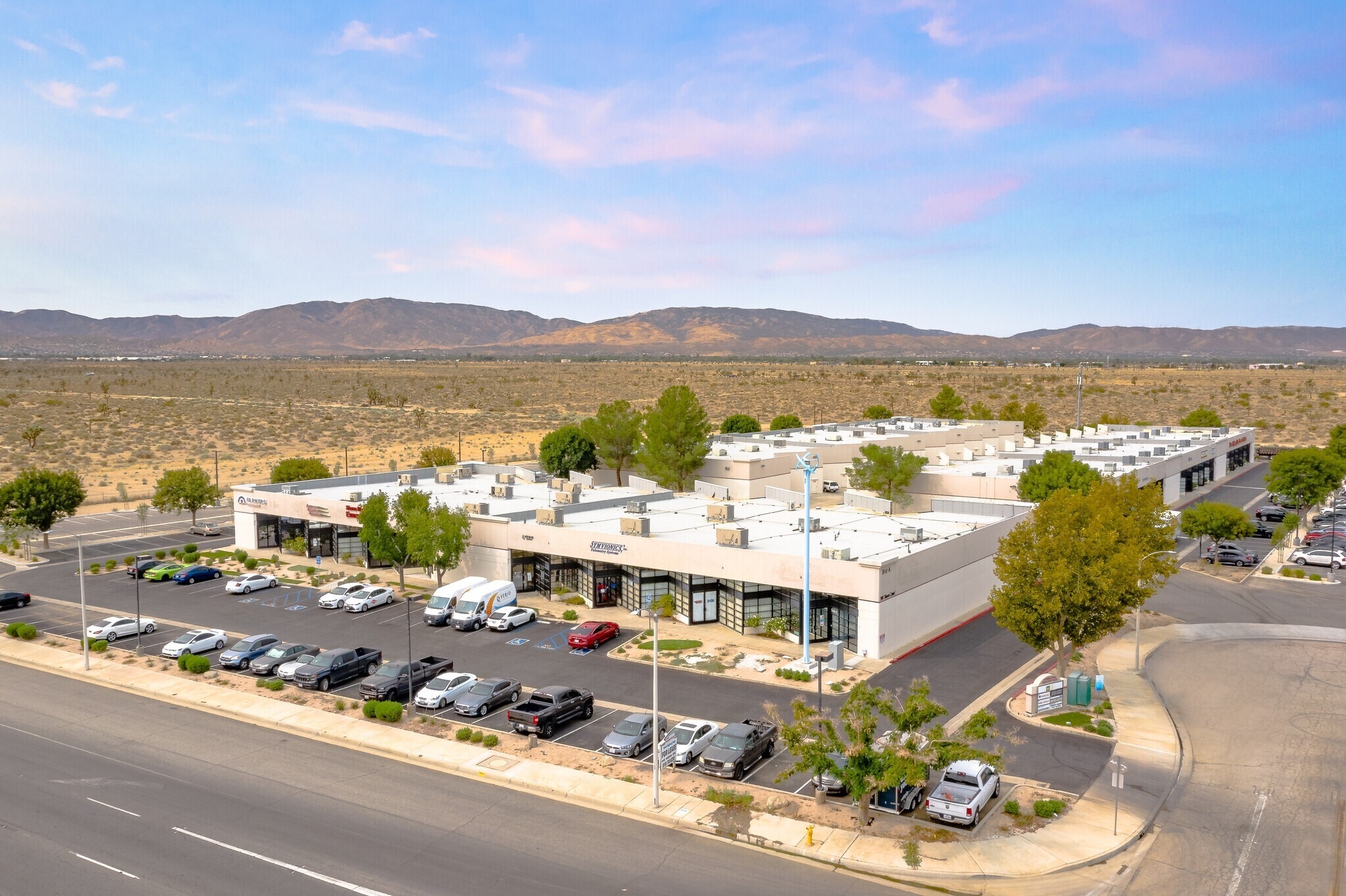 190 Sierra Ct, Palmdale, CA à louer Photo de l’immeuble– Image 1 sur 10