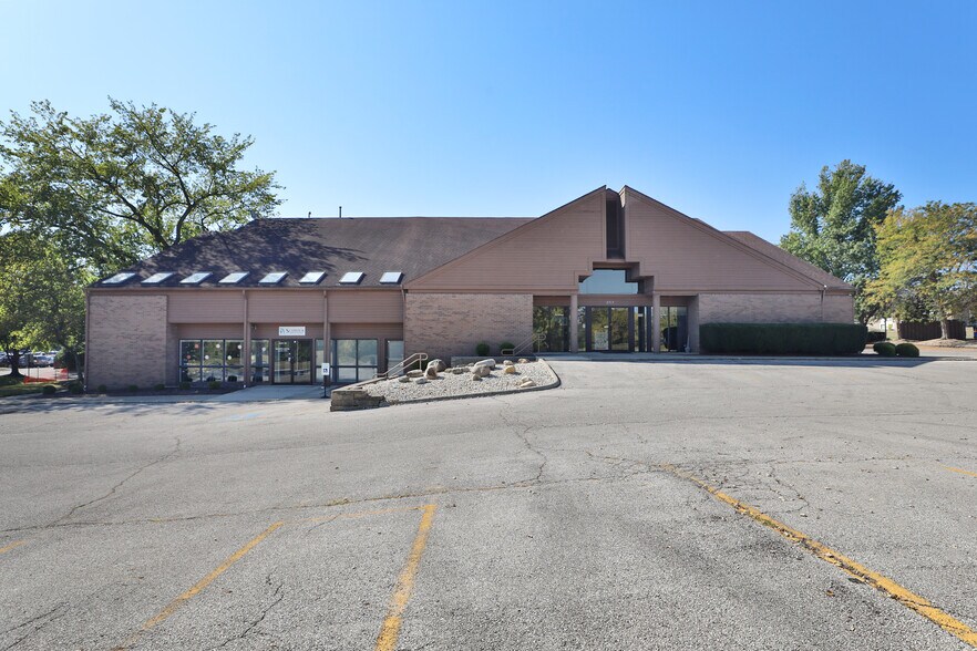 555 W Schrock Rd, Westerville, OH à vendre - Photo de l’immeuble – Image 2 sur 38