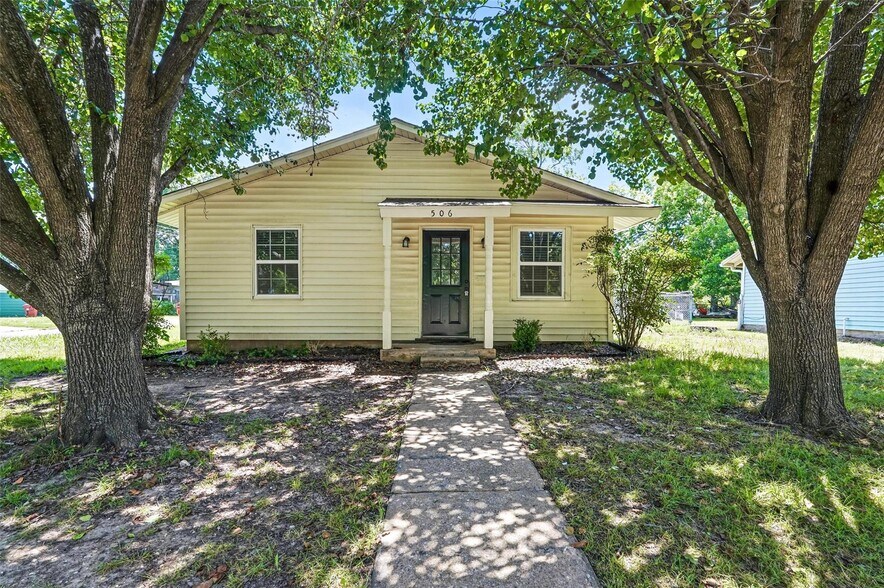 506 E 15th St, Bonham, TX à vendre - Photo principale – Image 1 sur 1