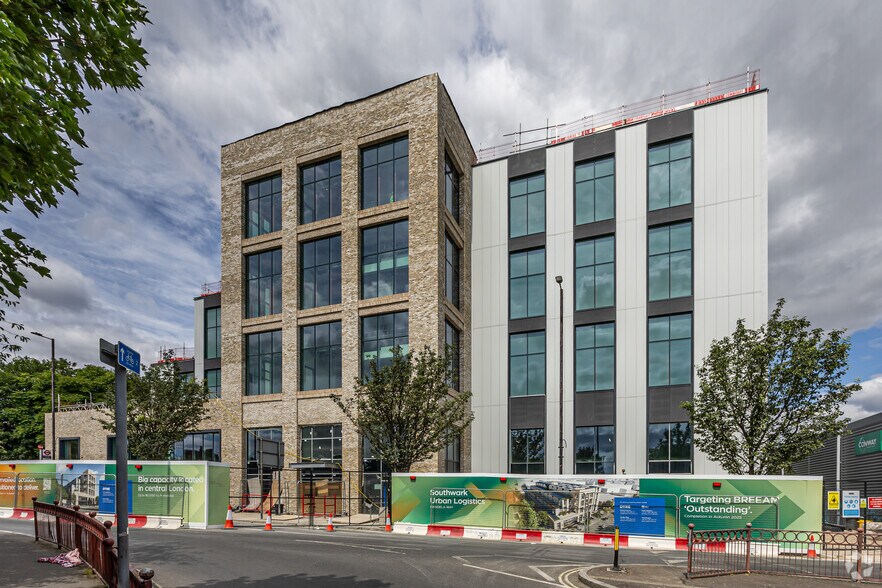 25-30 Mandela Way, Londres à louer - Photo de l’immeuble – Image 2 sur 2