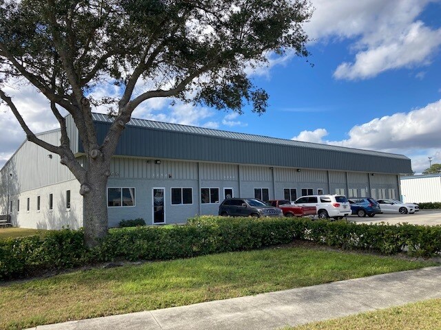 1200-1250 Central Park Dr, Sanford, FL à louer - Photo de l’immeuble – Image 2 sur 9