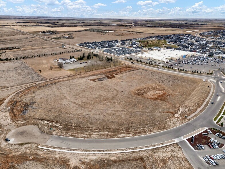 3010 Strachan Rd SE, Medicine Hat, AB à louer - Photo de l’immeuble – Image 2 sur 4