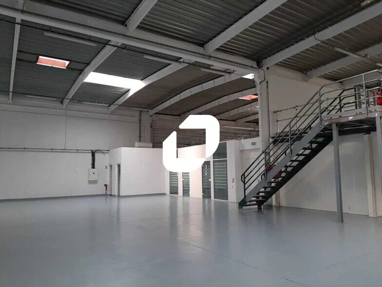 Bureau dans Trappes à louer - Photo de l’immeuble – Image 1 sur 6