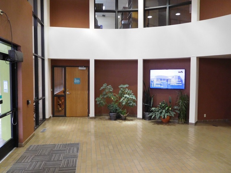 1144 Gateway Loop, Springfield, OR à louer - Photo de l’immeuble – Image 3 sur 8