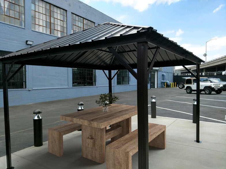 1515 Compton Ave, Los Angeles, CA à louer - Photo de l’immeuble – Image 3 sur 21