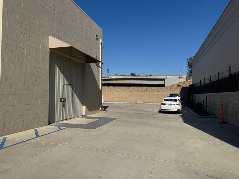 8588 Telfair Ave, Sun Valley, CA à louer - Photo de l’immeuble – Image 2 sur 13