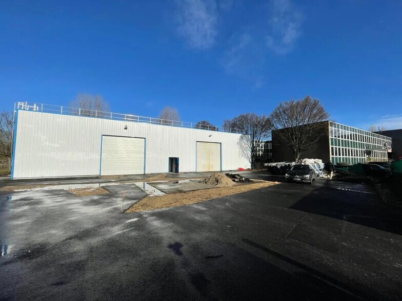 Local d’activités dans Colombes à louer - Photo principale – Image 1 sur 11