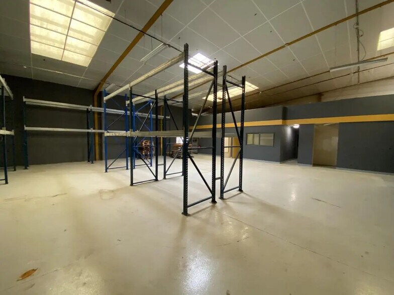 Bureau dans Saint-Maximin à louer - Photo de l’immeuble – Image 1 sur 4