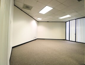 6100 Corporate Dr, Houston, TX à louer Photo de l’immeuble– Image 2 sur 4